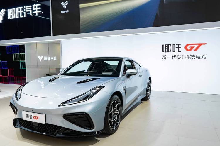 重庆147哪吒汽车在智能汽车领域的表现，领途汽车在新能源汽车市场中的影响力